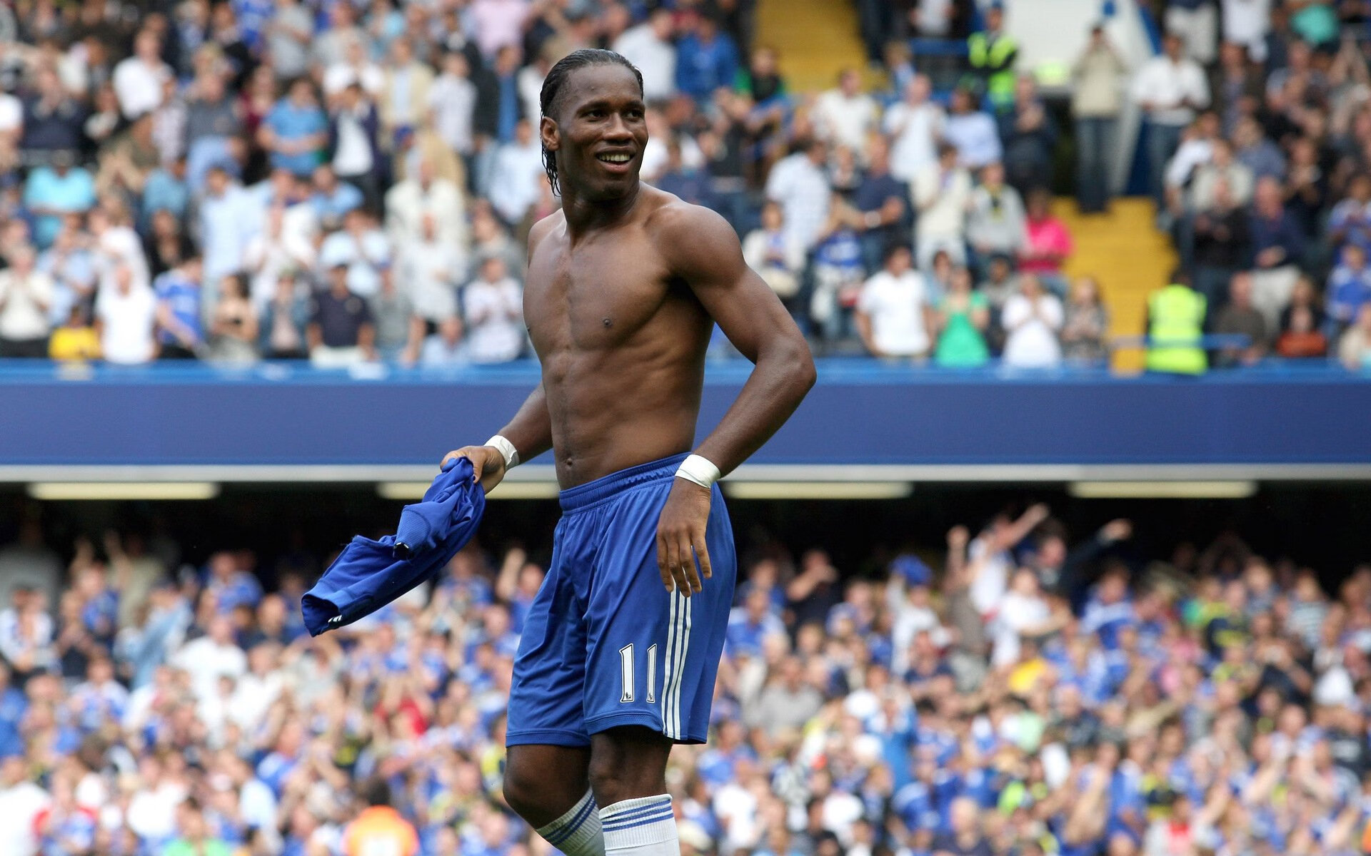 跨界合作推出足球主题的文创产品，市场反响热烈，足球文化创意秀